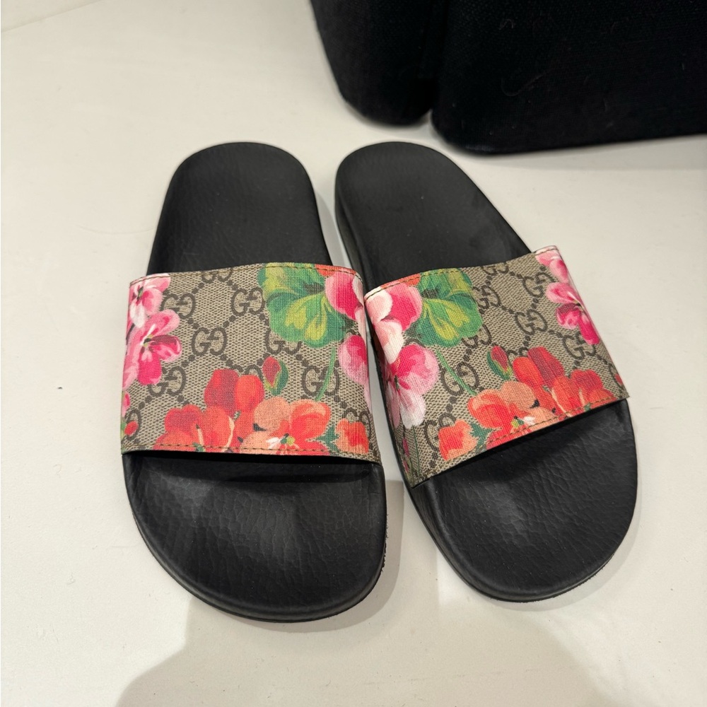 GUCCI SLIDES GREAT CONDITION